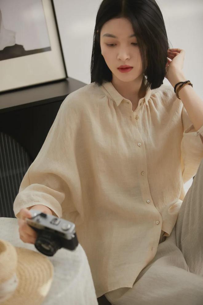 早秋的松弛感是亚麻衬衣给的